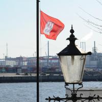 151_2161 Hamburg Fahne am Fahnenmast bei der Köhlbrandbrücke - historische Laterne. | 